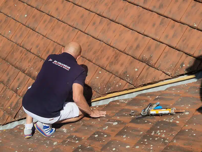 Couvreur sur toiture tuiles — BS Couvreur à Thomery