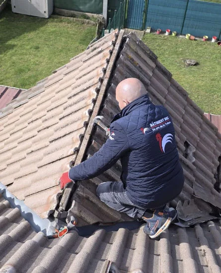 Artisan BS Couvreur rénovant un chien assis en Seine-et-Marne