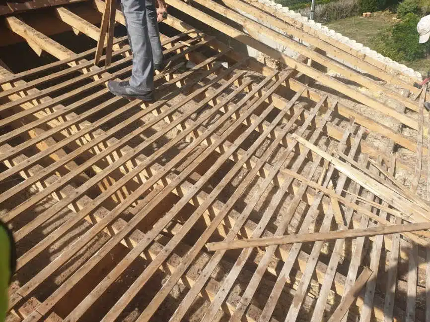 Charpente en cours de réparation en Seine-et-Marne — BS Couvreur