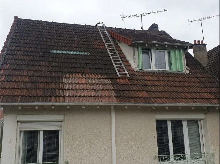 Démoussage nettoyage toiture — BS Couvreur près de Écuelles