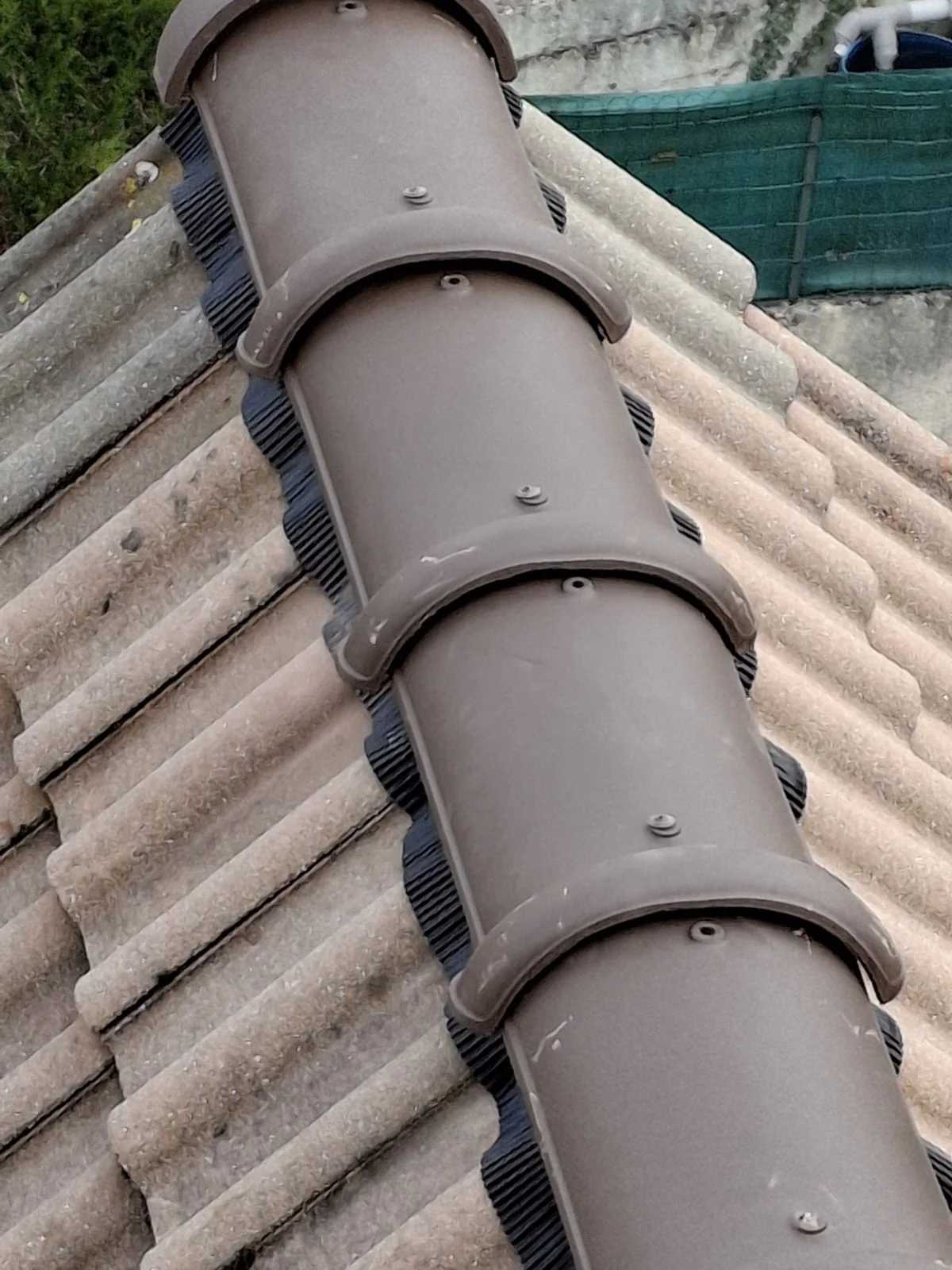 Faîtage rénové avec closoir — BS Couvreur 77