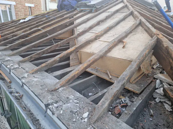 Gros plan charpente — BS Couvreur près de Ury