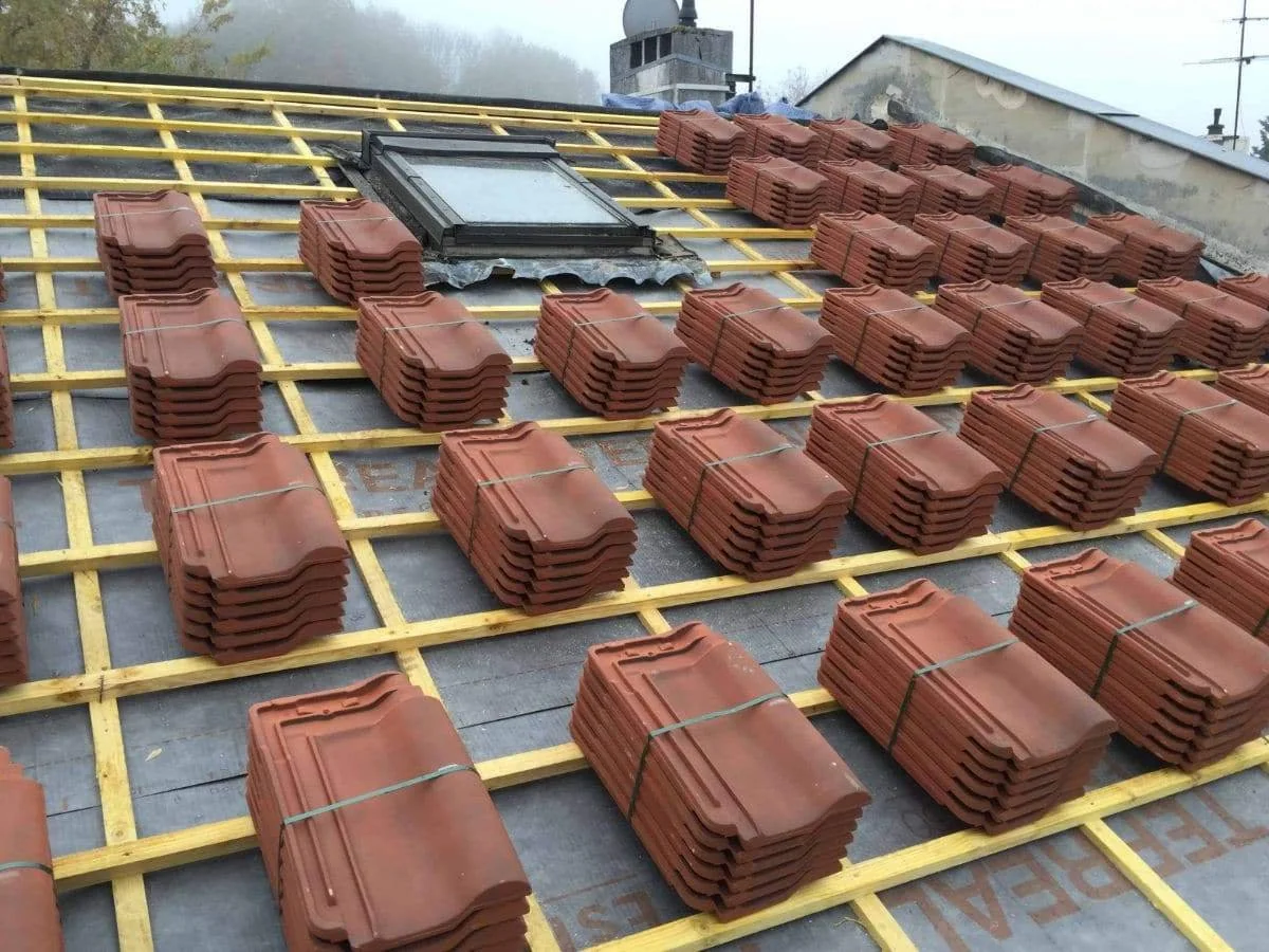 Gros plan tuiles — BS Couvreur près de Écuelles