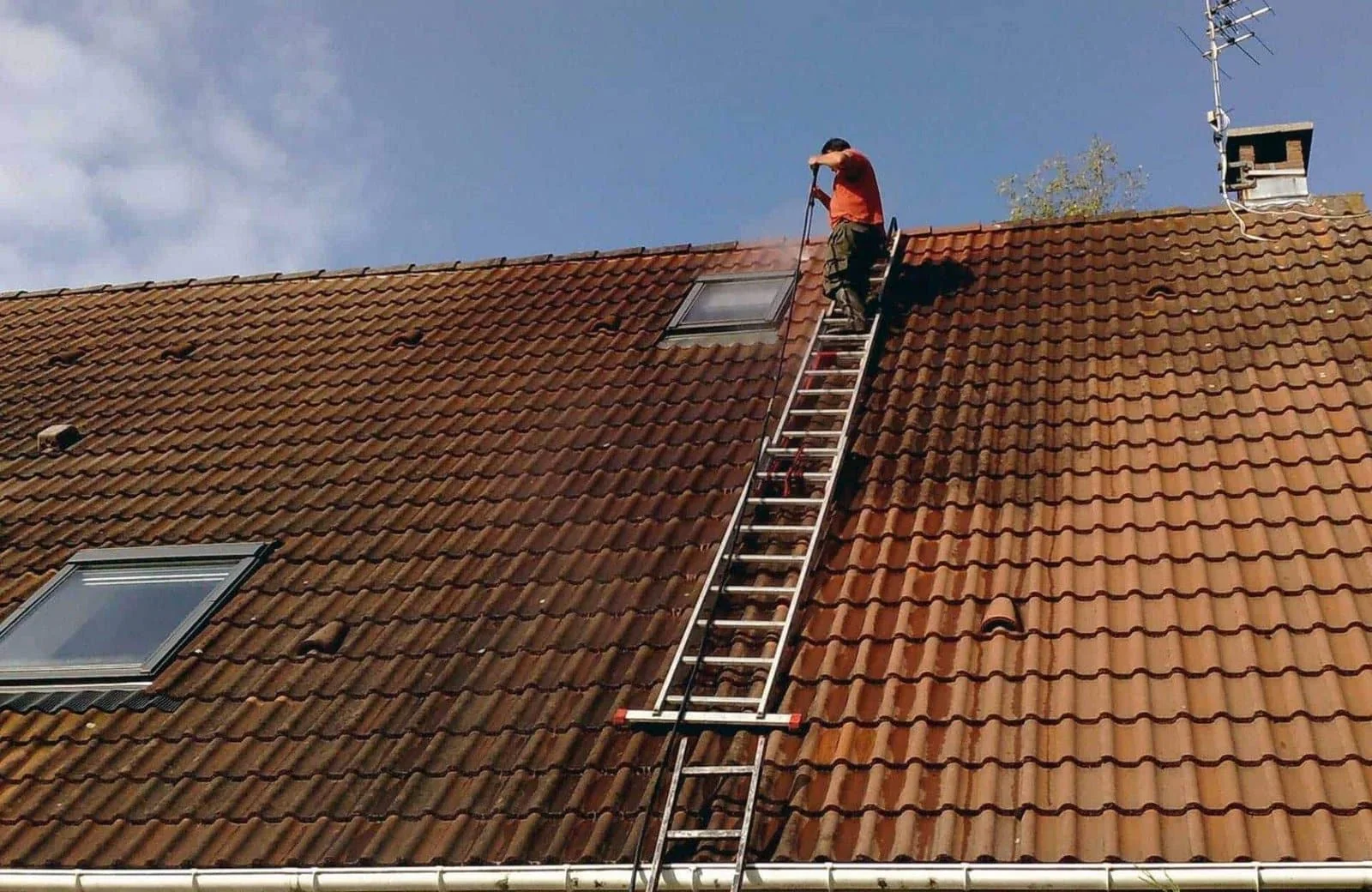Nettoyage et démoussage de toiture en Seine-et-Marne — BS Couvreur