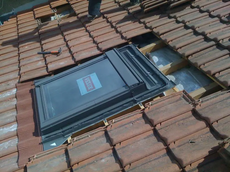 Installation d'une fenêtre de toit avec abergement en Seine-et-Marne — BS Couvreur