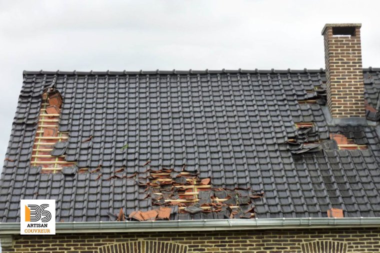 Une toiture abîmée en attente de réparation