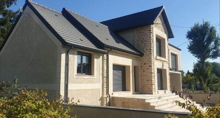 Véhicule devant uen toiture en cours de rénovation