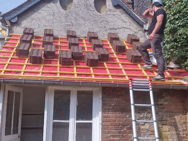 tuiles entrain d'êtres posées sur une toiture